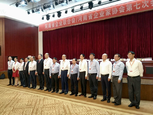 集團公司黨委書(shū)記、董事長(cháng)李躍民當選省企業(yè)聯(lián)合會(huì )、企業(yè)家協(xié)會(huì )副會(huì )長(cháng)