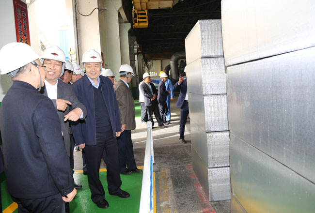 河南省企業(yè)聯(lián)合會、企業(yè)家協(xié)會會長梁鐵山一行到萬基控股集團調(diào)研指導(dǎo)工作